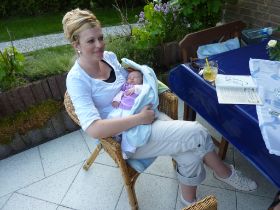 Mama&Nelia auf der Terasse.JPG