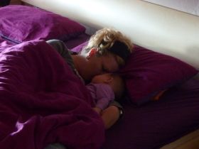 Kuscheln mit Mama.JPG