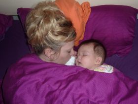 Mit Mama noch ein bißchen im Bett schlafen.JPG